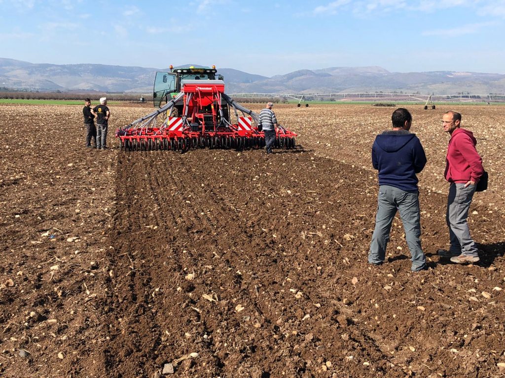 Sowing-a-quinoa-in-the-fields-of-Kibbutz-Gadot-2